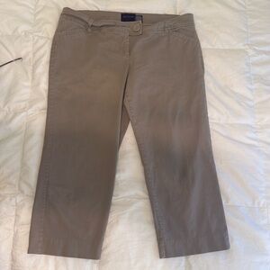 The Limited women's drew fit capri pants. Size 10 khaki (A13)